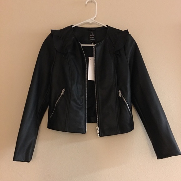 Zara Jackets & Blazers - 💙NWT💙Zara Trafaluc Faux Leather Scalloped Jacket